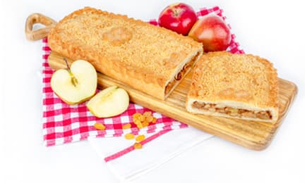 Пирог с яблоками, изюмом и корицей